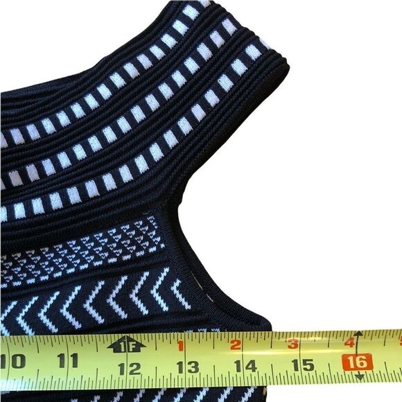 VINCE Camuto Fitted Knit Sleeveless Dress with Rolled Shawl Collar EUC - Picture 4 of 9